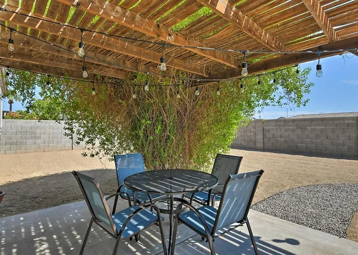 Updated W/ Spacious Backyard & Fire Pit! Holiday home *