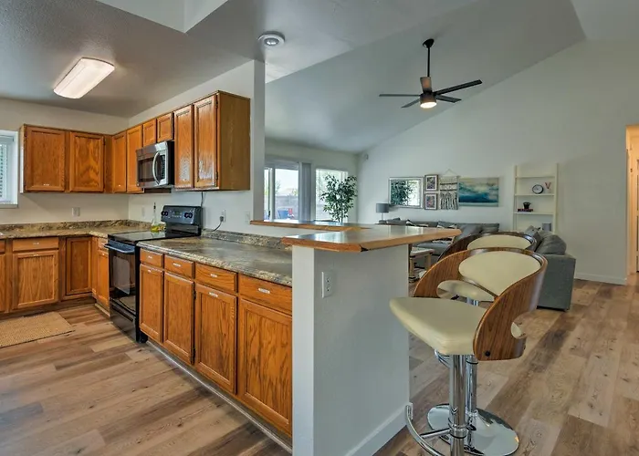 Holiday home Updated W/ Spacious Backyard & Fire Pit!