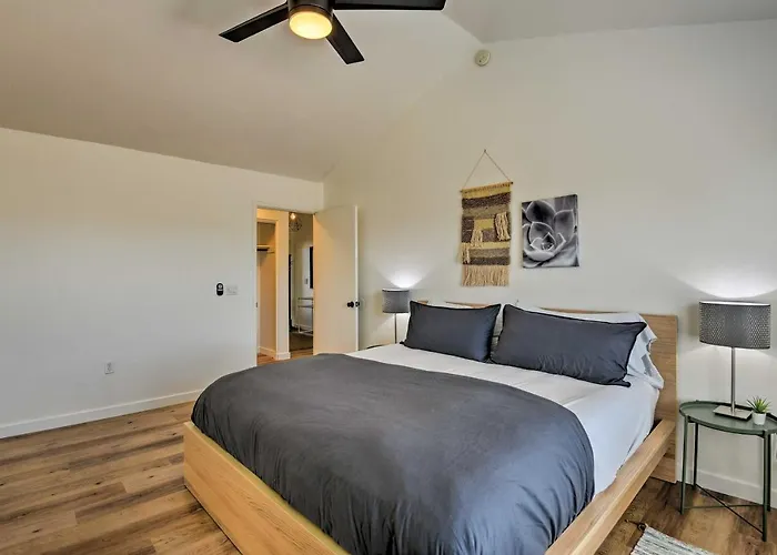 Holiday home Updated W/ Spacious Backyard & Fire Pit!