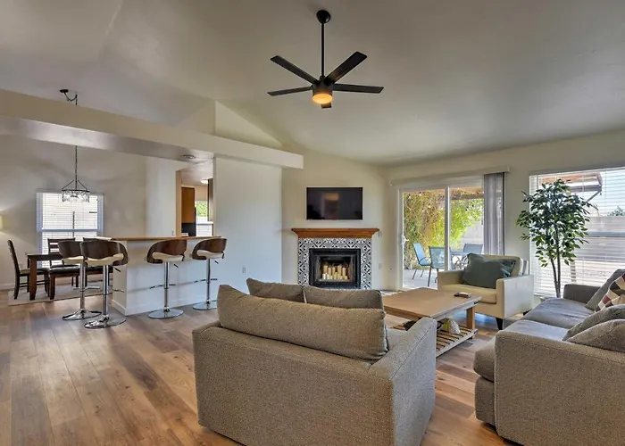 Updated W/ Spacious Backyard & Fire Pit! Holiday home *