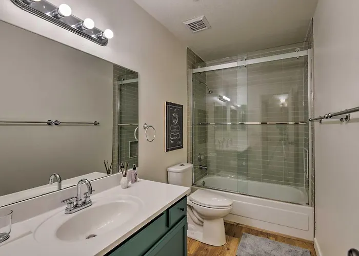 Holiday home Updated W/ Spacious Backyard & Fire Pit! *
