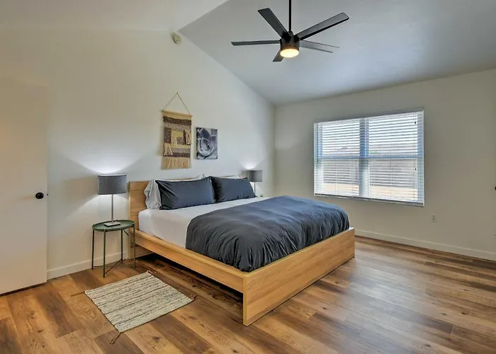 Updated W/ Spacious Backyard & Fire Pit! * Mesa