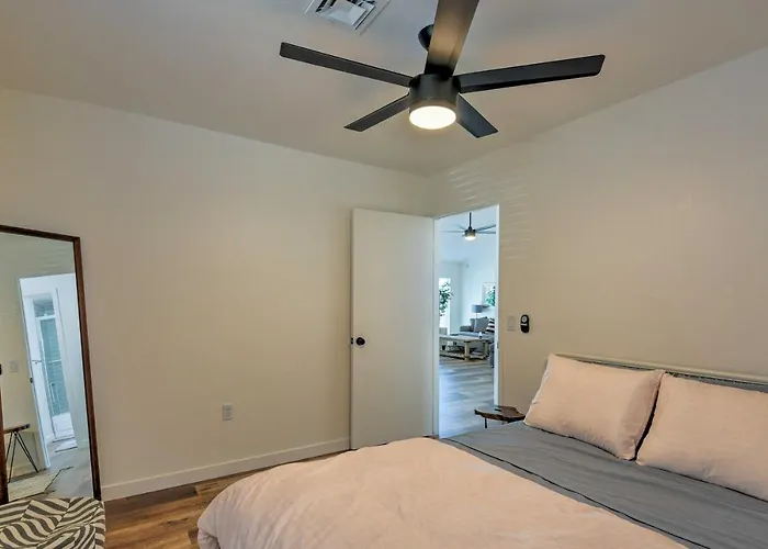 Updated W/ Spacious Backyard & Fire Pit! Holiday home
