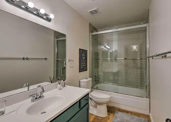 Holiday home Updated W/ Spacious Backyard & Fire Pit!