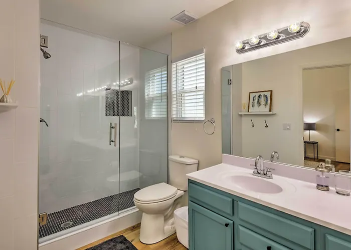 Updated W/ Spacious Backyard & Fire Pit! Ferienhaus