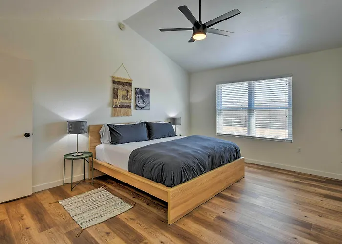 Updated W/ Spacious Backyard & Fire Pit! Mesa