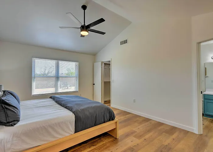 Updated W/ Spacious Backyard & Fire Pit! * Mesa
