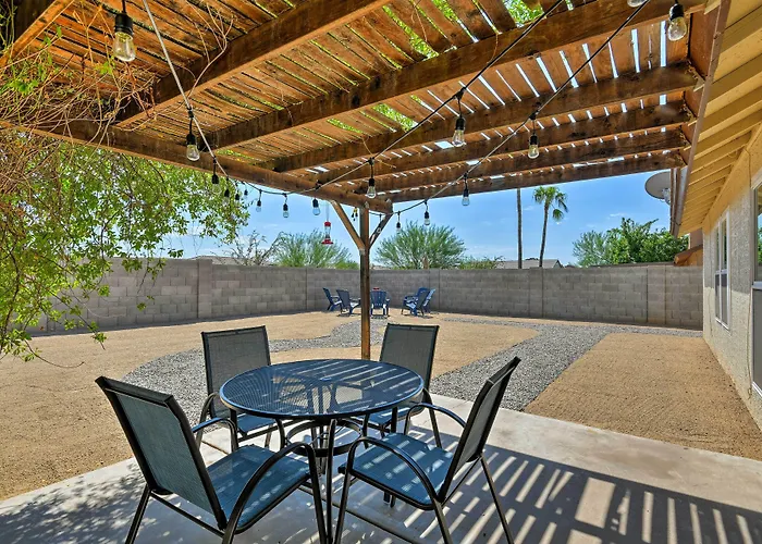 Holiday home Updated W/ Spacious Backyard & Fire Pit! *