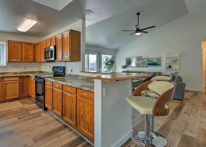 Holiday home Updated W/ Spacious Backyard & Fire Pit! *