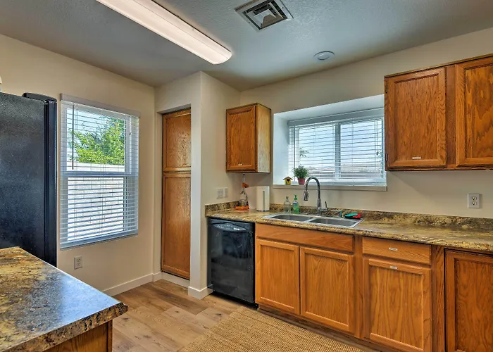 Holiday home Updated W/ Spacious Backyard & Fire Pit! Mesa